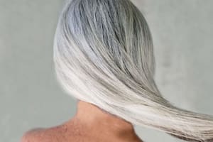 El doctor Robert H. Shmerling, especialista en reumatología, explicó la relación entre las canas y el envejecimiento.