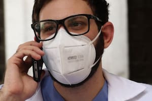 El doctor Ronald Nabki aprovecha los descansos en su turno para atender las llamadas que atiende como voluntario