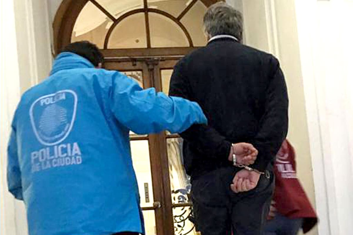 El doctor Russo, a fines de mayo, al ser detenido en el Hospital Garrahan