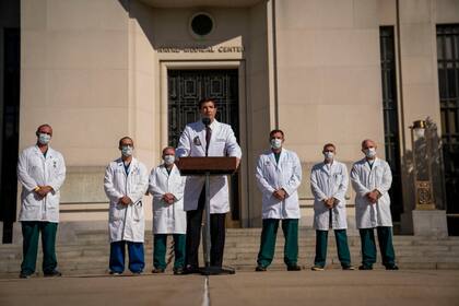 El Doctor Sean P. Conley, quien reiteradas veces minimizó la enfermedad de Trump