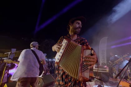 El documental de Pablo Ignacio Coronel recorre el fenómeno de la música latina en Oriente