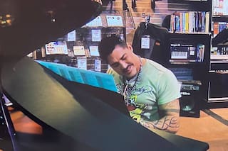 Ángel de Brito encontró un insólito error en la serie de Ricardo Fort