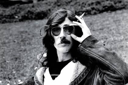 El documental del ex Serú Girán abrió la serie que continuará con episodios de Gustavo Cerati y Alex Lora de El Tri