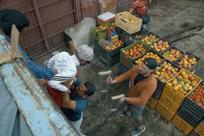 El documental demuestra la injusticia y todo lo que implica tener que viajar constantemente a un lugar que no te pertenece sólo para poder sobrevivir