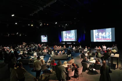 El documental fue presentado ante más de 500 personalidades de la cultura. Durante el lanzamiento, hubo un sentido repudio a las recientes acciones terroristas perpetradas en Israel y una revalorización de la institucionalidad democrática como única herramienta para la paz y la justicia