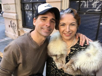 El documentalista Sebastián Naón junto a Alejandra Darín, quien representa en el relato a Alicia Moreau de Justo