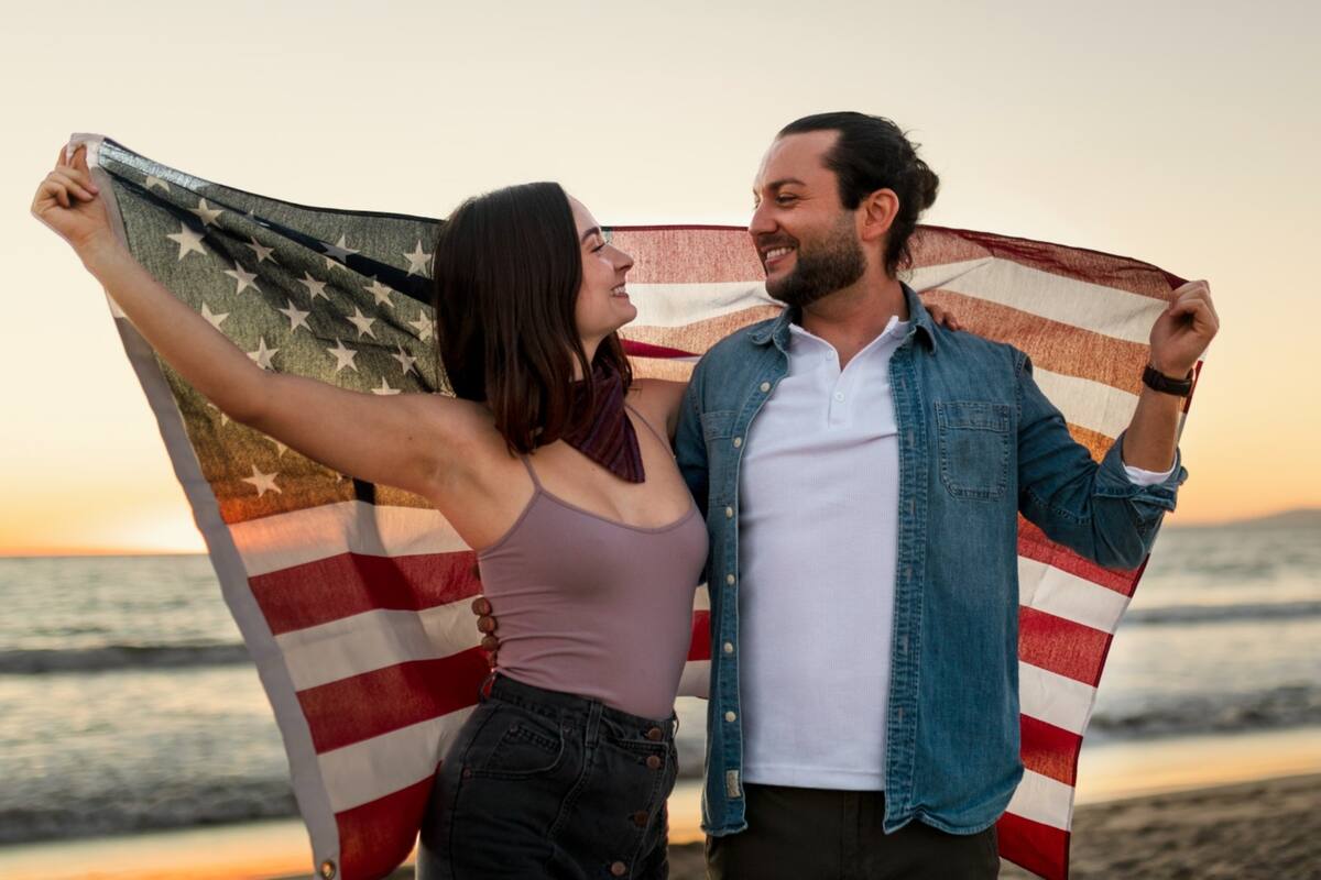 El documento autoriza al cónyuge extranjero de un ciudadano o residente permanente a vivir y trabajar en Estados Unidos