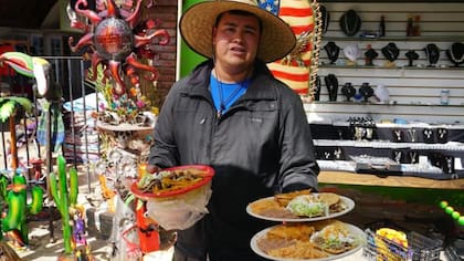 El documento de autorización de empleo se conoce como EAD y permite a distintos migrantes acceder al mercado formal
