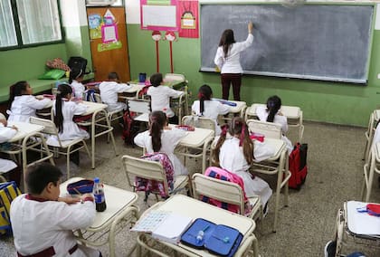 El documento estima que, en promedio, transcurren cerca de 15 años entre el primer desempeño frente al aula y la consolidación de la titularidad
