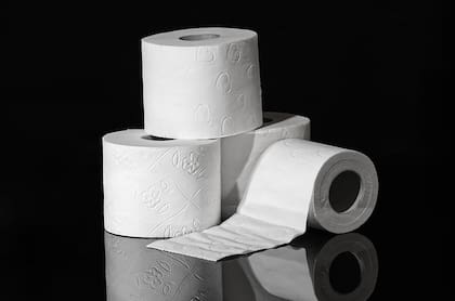 El documento indica que la hoja debe estar libre para facilitar su agarre, evitando que la persona tenga que acercar la mano a la pared para alcanzar el extremo del papel.
