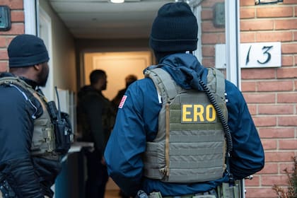 El documento revela que, según un análisis reciente del Departamento de Seguridad Nacional (DHS), ni la Constitución ni la Ley de Inmigración prohíben el ingreso a residencias con solo una orden administrativa