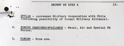 El documento secreto del Ministerio de Defensa británico que proponía 15 opciones militares para "recuperar" las Islas Malvinas. La última, sugería una aumentar la cooperación militar con Chile y evaluaba la posibilidad de una alianza militar formal ente los dos países. Entre las anotaciones, también reconocía que era "muy poco probable" que Chile aceptase esta propuesta.