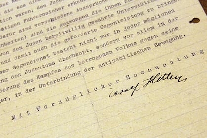 El documento tiene la firma de puño y letra del líder nazi