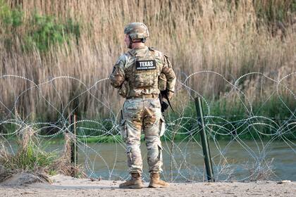 El DOJ acusa a los migrantes que cruzan la frontera en Texas de invadir propiedad militar