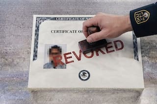 Regla oficial aplicada en USA: revocan ciudadanía americana a un naturalizado por ocultar información clave