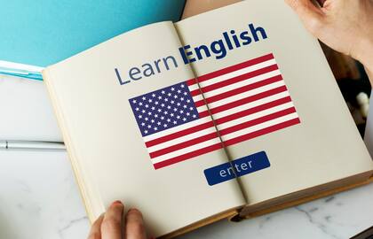 El DOJ invita a las agencias a que reduzcan gastos en servicios de traducción para invertir en iniciativas que fortalezcan el aprendizaje y la integración del inglés