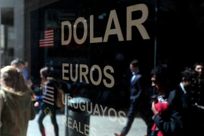 El dólar abre la semana en baja tras el récord y el anuncio de las medidas económicas