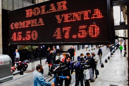 El dólar alcanzó ayer un nuevo récord en las pizarras de la City porteña