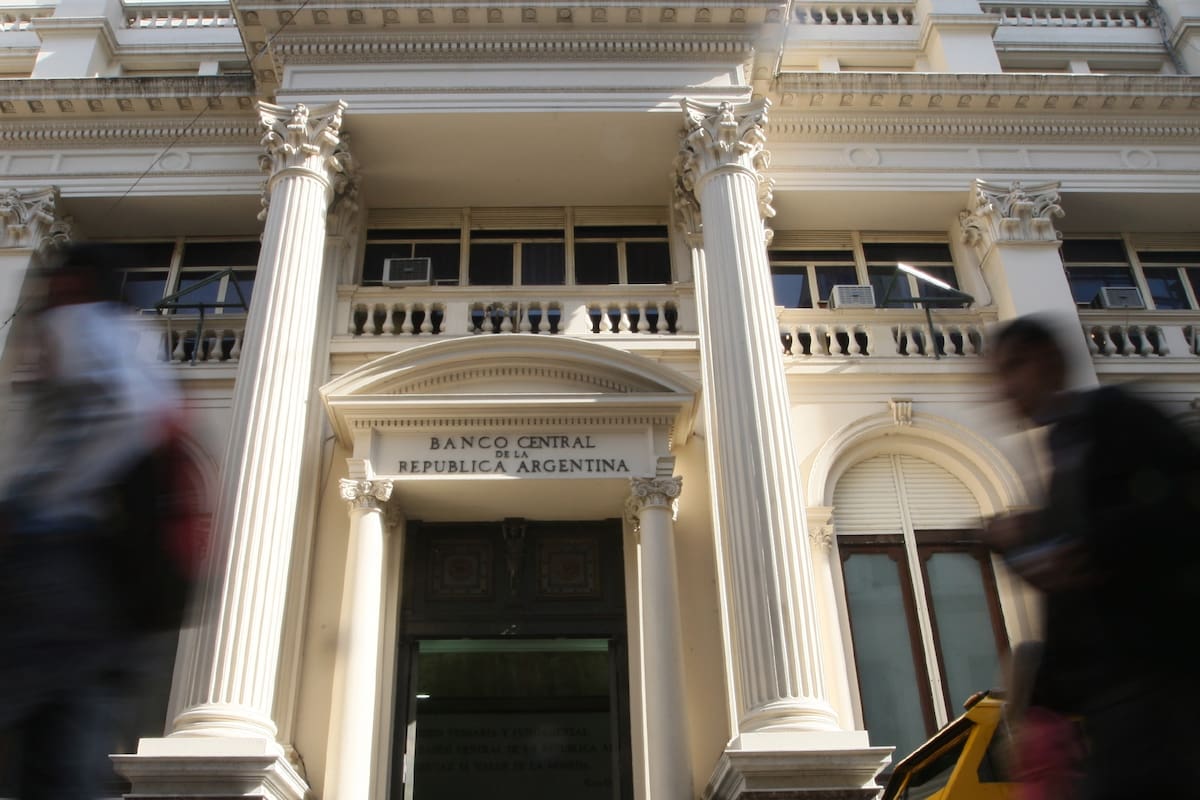 El dólar bajó a $19,29 a la espera del anuncio sobre las tasas del BCRA