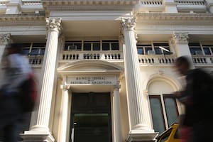 El dólar bajó a $19,29 a la espera del anuncio sobre las tasas del BCRA