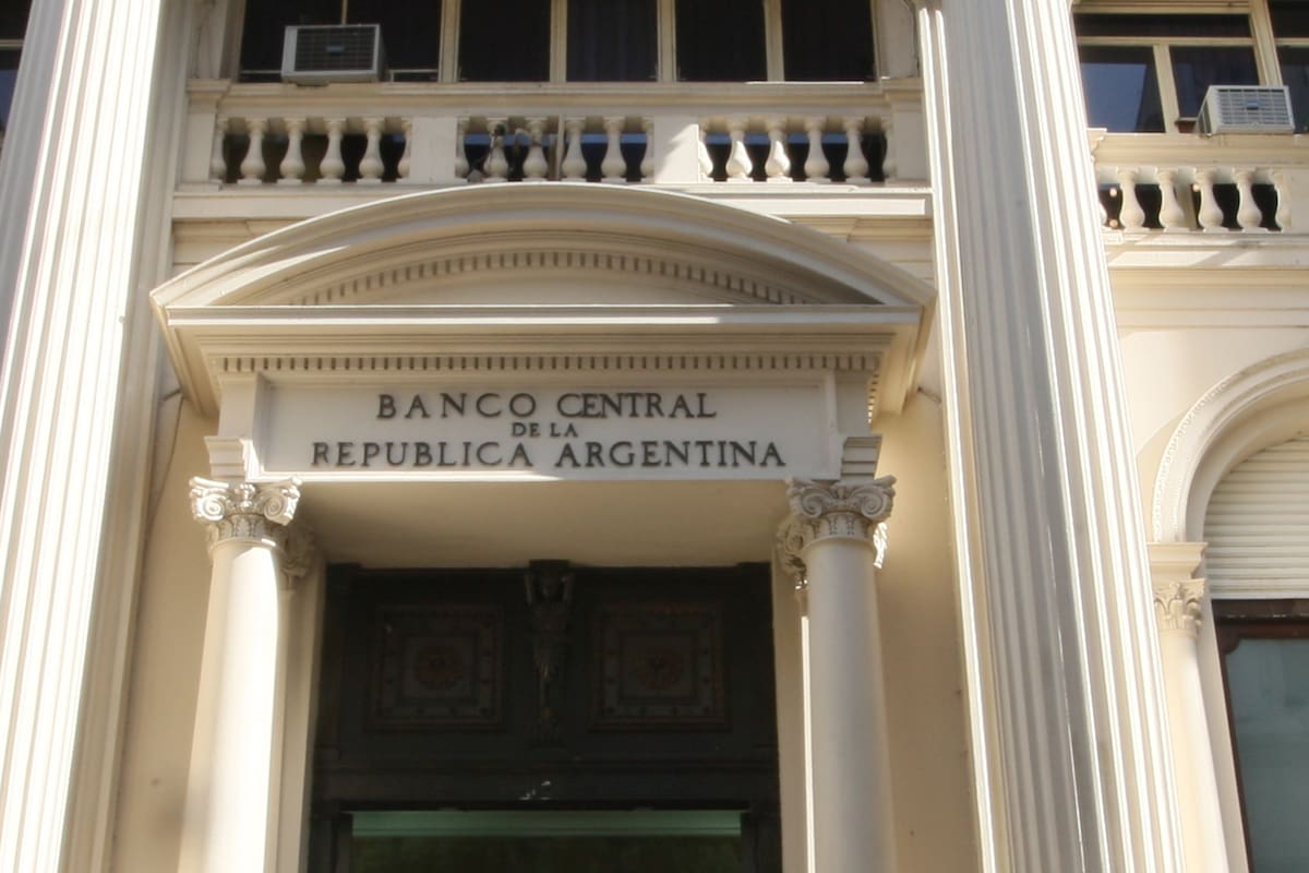 El dólar bajó a $19,29 a la espera del anuncio sobre las tasas del BCRA