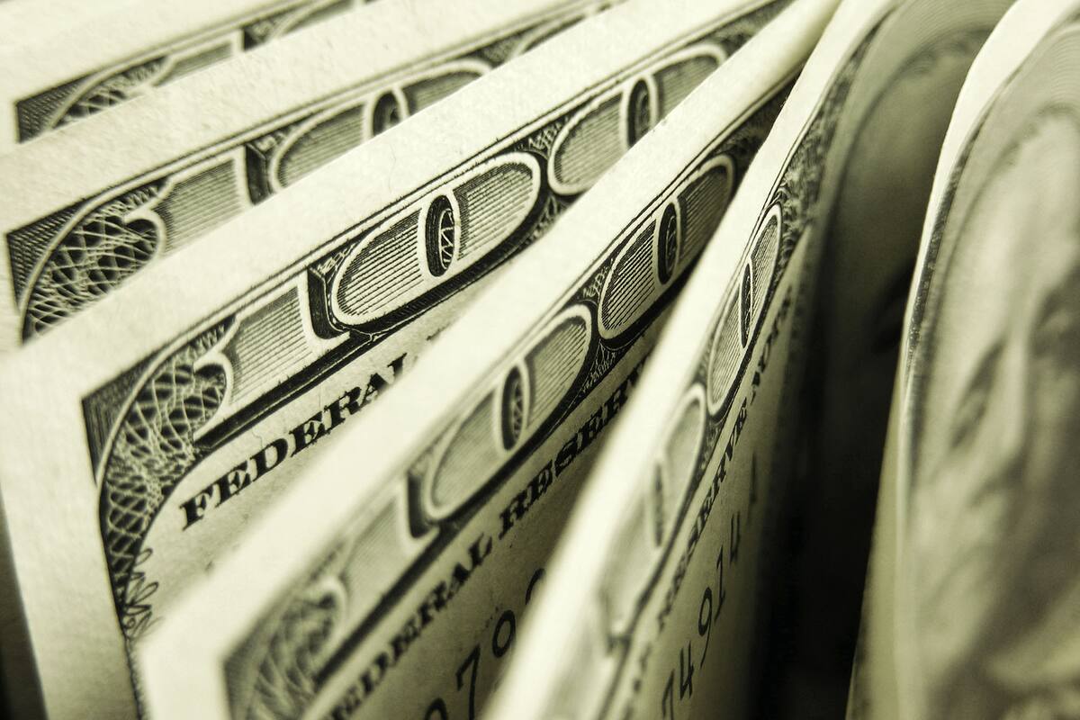 El dólar blue bajaba $1 hoy hasta los $152