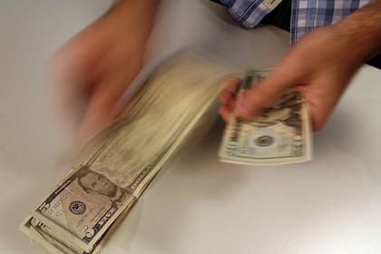 El dólar blue hoy se ubica en $313
