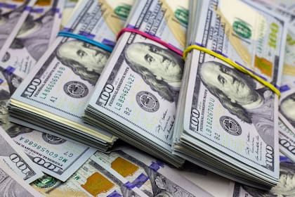 El dólar blue opera en $124, mientras que el oficial mayorista pasó por primera vez los $68