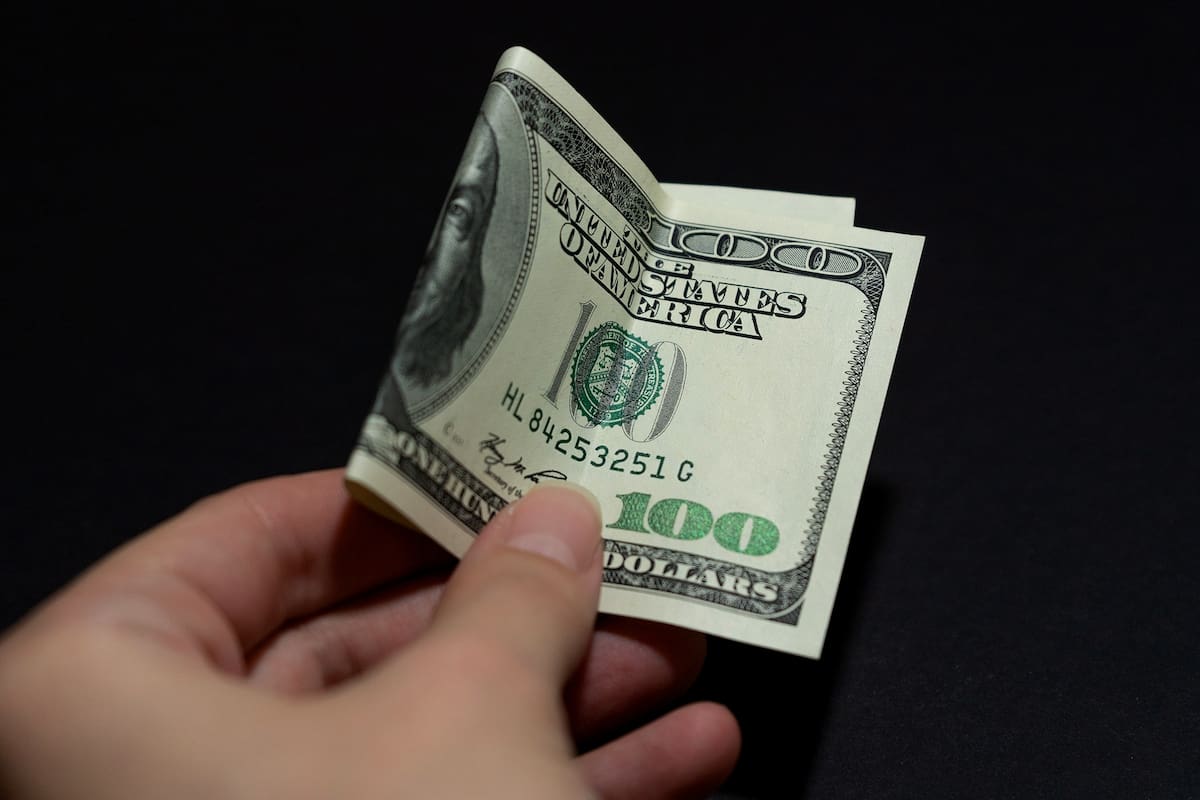 El dólar blue se vendía esta mañana a $162, $3 menos que ayer