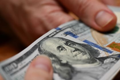 El dólar, cada vez más tironeado en el mercado local