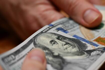 El dólar, cada vez más tironeado en el mercado local