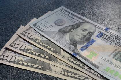 El dólar cayó a su máximo nivel en dos años y medio después de dar a conocer los aranceles comerciales, señala Bloomberg Línea