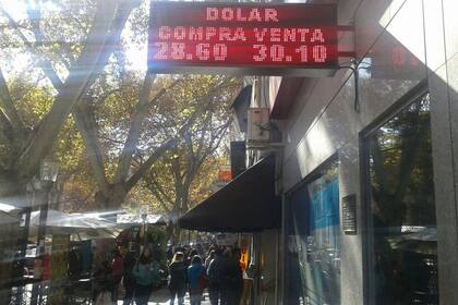 El dólar en Mendoza sobrepasó los 30 pesos