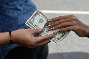 El dólar ha circulado desde hace más de un año de manera común entre las manos de los venezolanos
