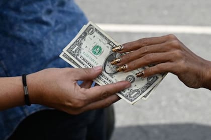 El dólar ha circulado desde hace más de un año de manera común entre las manos de los venezolanos
