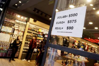 El dólar informal llegó a los 500 pesos anteayer