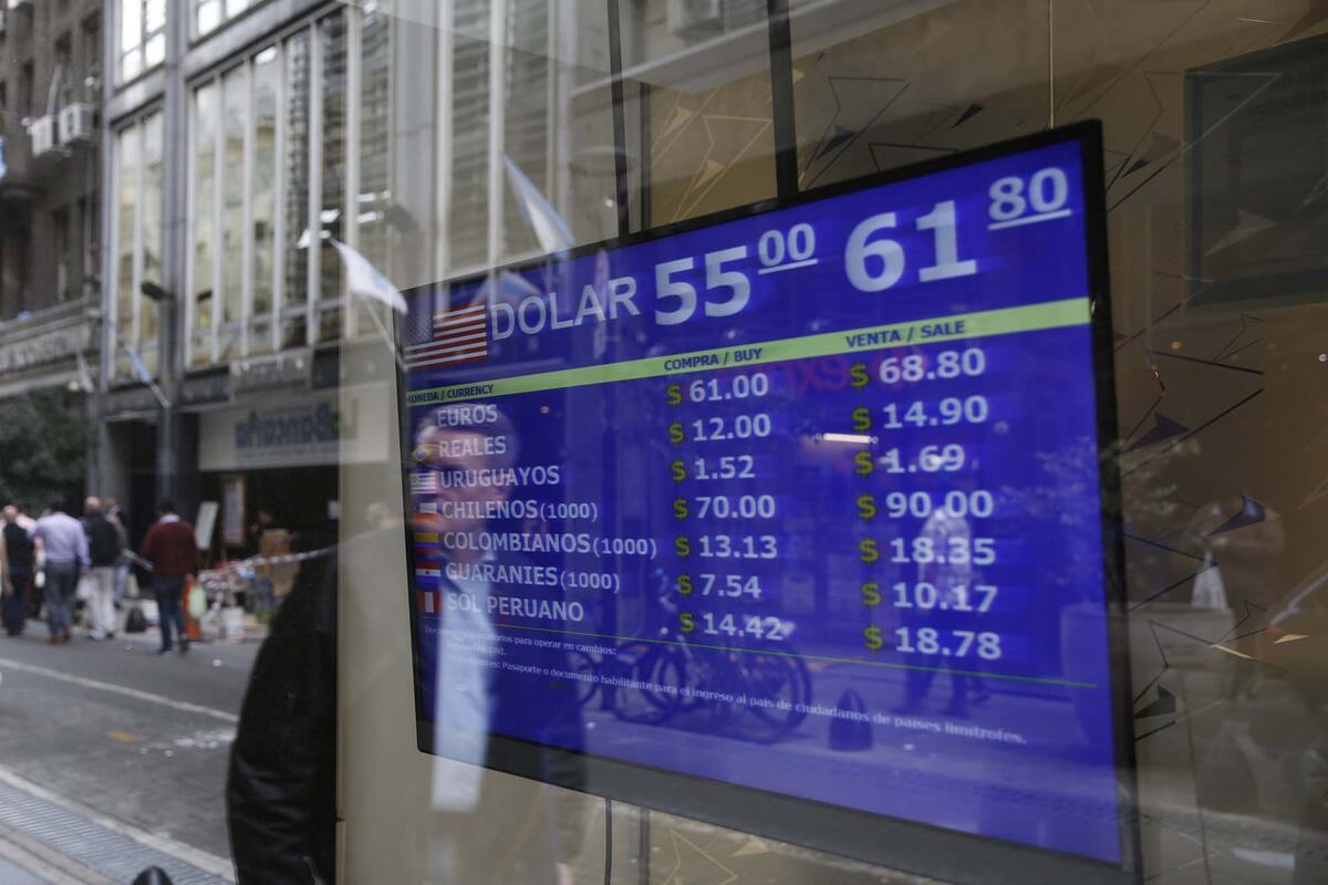 El dólar no dejó de subir ayer en las pantallas de la city porteña