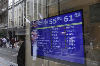 El dólar no dejó de subir ayer en las pantallas de la city porteña