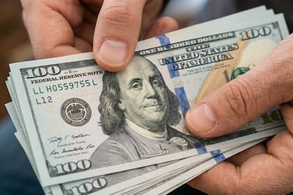 El dólar oficial minorista borró la baja de ayer por mayor demanda a principio de mes