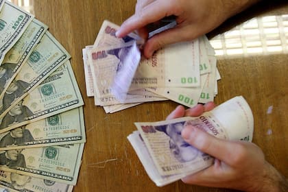 El dólar oficial se mantiene en torno a las 8 pesos en la segunda semana de flexibilización del cepo cambiario
