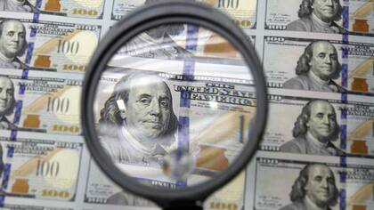El dólar paralelo no cede y supera la barrera de los $16