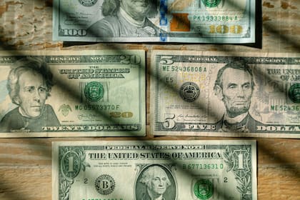 El dólar pierde terreno frente al peso mexicano