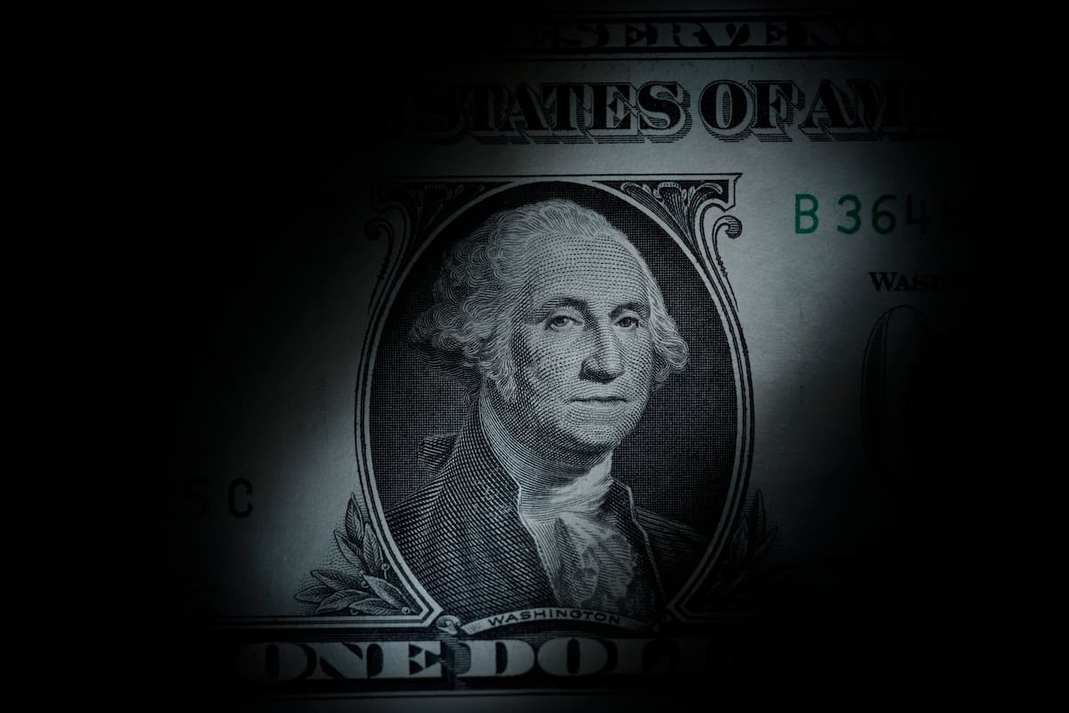 El dólar sigue en el centro de la escena