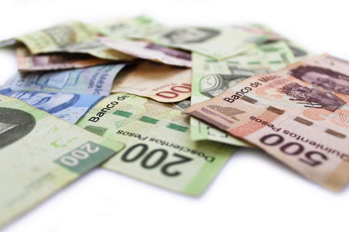 El dólar sube frente al peso mexicano durante las primeras horas de la jornada de este lunes