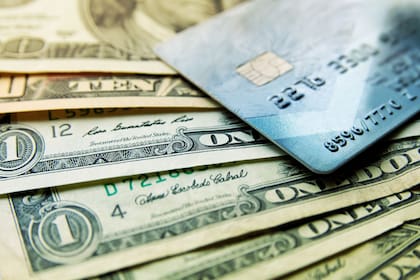 El dólar tarjeta cotiza a $1396,2