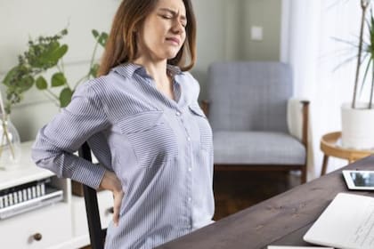 El dolor de espalda es uno de los problemas que más aqueja a las personas que hacen home office durante la cuarentena