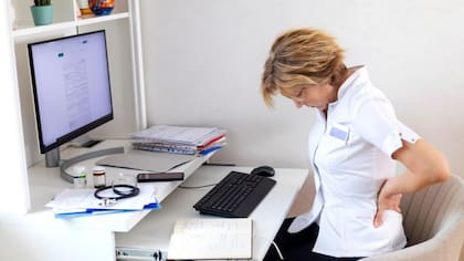 El dolor de espalda y de las extremidades se relaciona tanto con estar parado como con estar sentado mucho tiempo