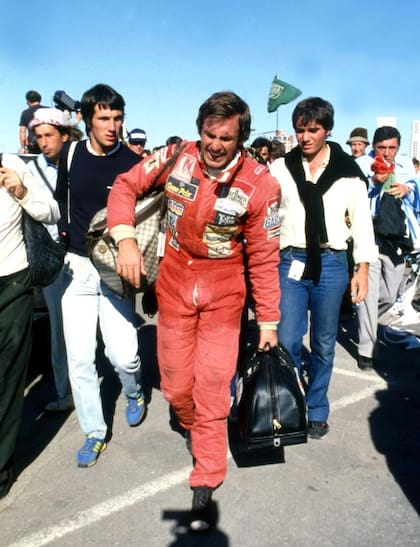 El dolor de Las Vegas 1981: Reutemann pierde el campeonato por un punto con Nelson Piquet y de la dolorosa caminata, a la izquierda, participa Felipe Mc Gough. Fue la tapa de El Gráfico
