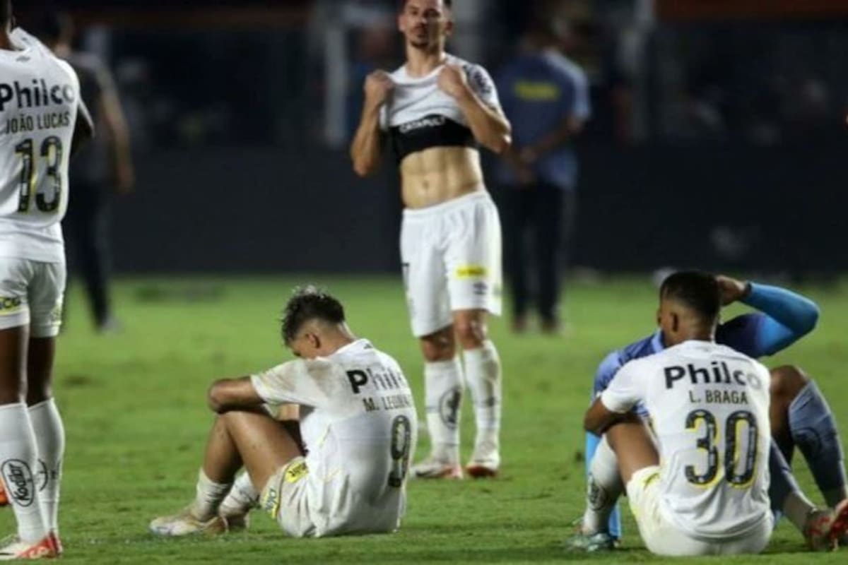 El dolor de los futbolistas de Santos, consumado el descenso tras el partido ante Fortaleza