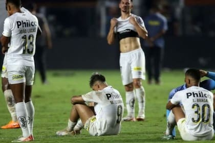 El dolor de los futbolistas de Santos, consumado el descenso tras el partido ante Fortaleza